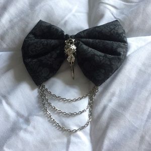 Bird skull and chain goth hair bow
